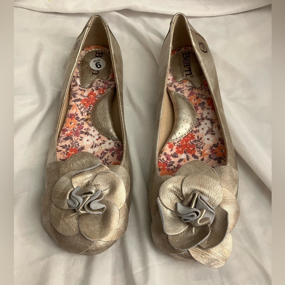 Born Leather Flats With Flower Metallic Arch Support Gold Size 6 - Picture 3 of 8